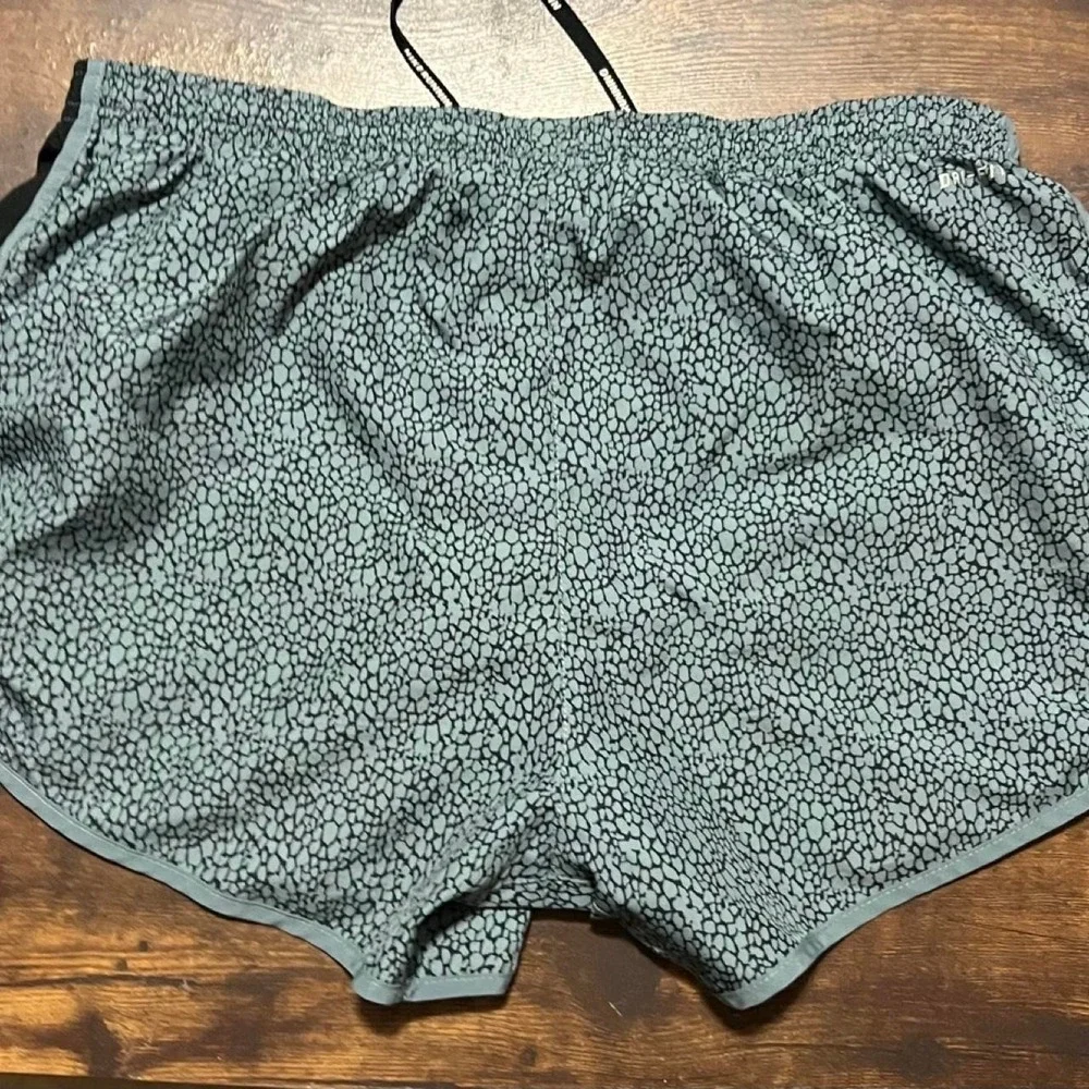 Nike Dri-Fit shorts with black and gray speckled pattern, size M 319.5